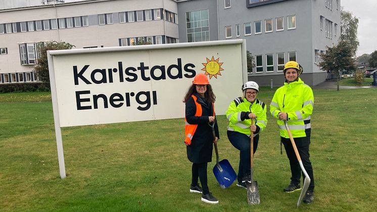Kommunfullmäktige har gett grönt ljus till Karlstads Energis satsning på ett fjärrkylanät. Det firar Mia Johansson, försäljningschef, Linda Östberg, produktionschef, och Ronnie Sparrenholt, distributionschef, med ett symboliskt första spadtag.