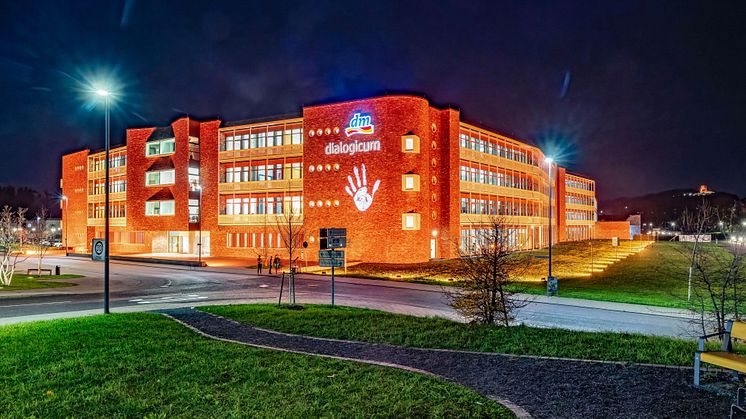 dm-drogerie markt beteiligt sich an der UN-Kampagne „Orange the World“ und setzt sichtbares Zeichen für Frauen und Mädchen