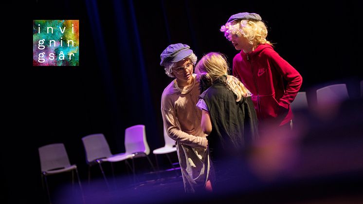 Örebro kulturskolas elever visar hur Kulturkvarterets lokaler kan användas. Foto: Karin Foberg.