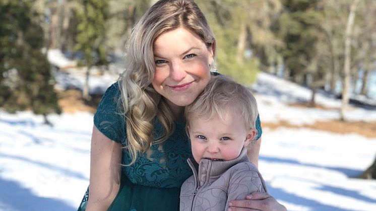 Amanda Jabin Fågelskiöld med dottern Pamina i herrgårdsparken. (Foto: Fanny Lindqvist)