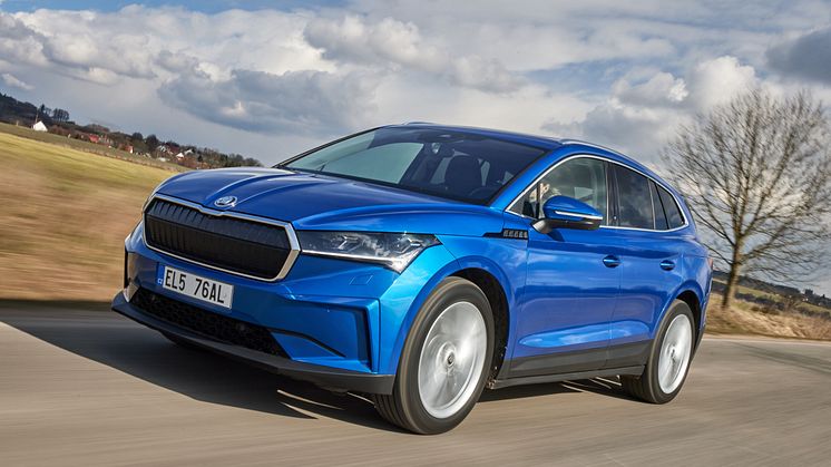 ŠKODA ENYAQ iV 80x har firehjulstræk, 265 hk og lynopladning. Den koster fra 389.995 kr.