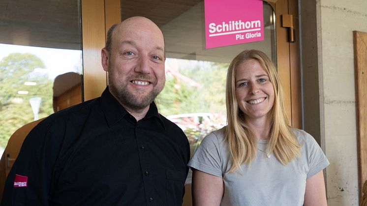 Die Köpfe der neuen Reservationszentrale: Rahel Bieri und Markus von Allmen vor dem Direktionsgebäude der Schilthornbahn AG
