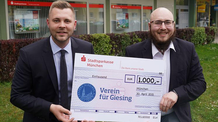 (v.l.) Filialleiter Kevin Kaltenhauser freut sich zusammen mit Sebastian Wuttke, Vereinsvorsitzender der Freunde Giesings e.V..