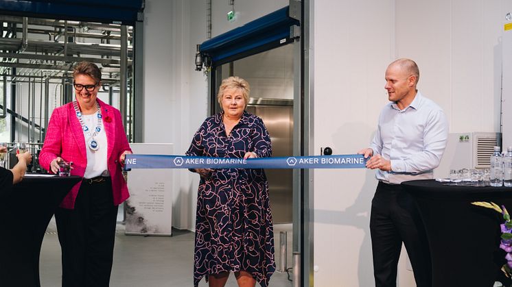 Hanne Opdan, ordfører i Nordre Follo, Høyre-leder Erna Solberg og Matts Johansen, administrerende direktør i Aker BioMarine. Foto: Per Haaheim/Aker BioMarine