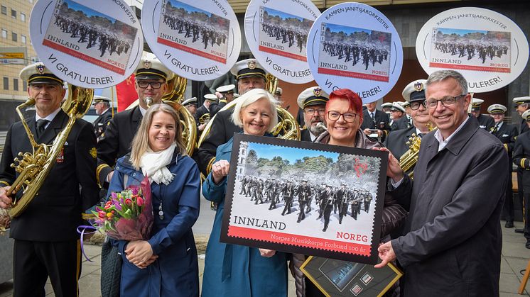Fornøyde musikanter i Kampen Janitsjar laget like godt tubatrekk av frimerkene. Foran fra venstre står designer Kristin Granli, konserndirektør Gro Bakstad i Posten, president Rita Hirsum Lystad i NMF og frimerkedirektør Halvor Fasting i Posten. Foto