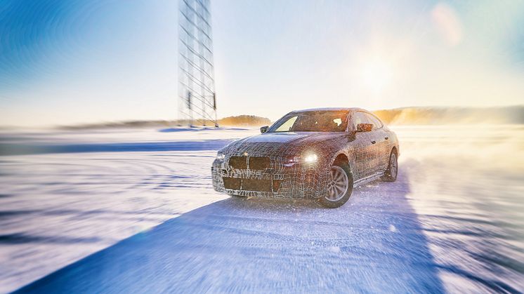 BMW i4 på vintertesting