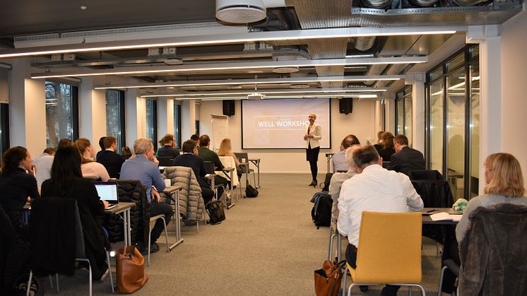 Fullt på workshop i Oslo: Whitney Austin Gray fra WELL Faculty, USA drar i gang workshopen til fullsatt sal.