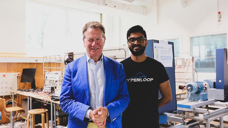 Vivek Anand från KTH Hyperloop och programledaren Michael Portillo. Bild: MTR Express