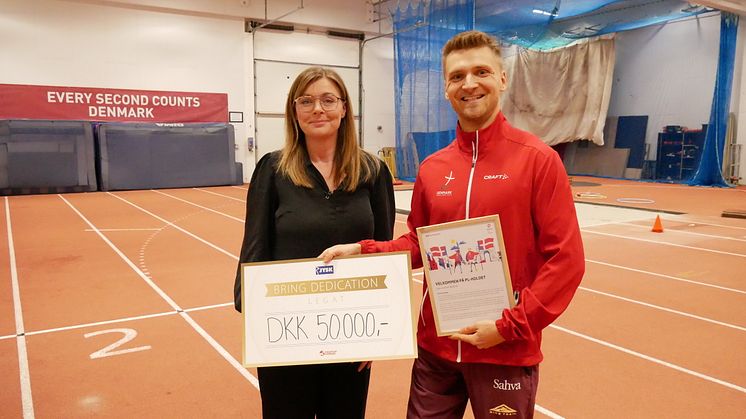 Communications Director Åse Andersson overrakte Bring Dedication-legat til para-atlet Daniel Wagner.