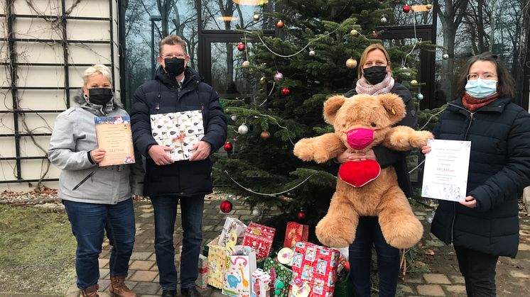 Frau Lohmann, Herr Schultze (Geschäftsleiter im Marktkauf Markkleeberg), Frau Zabka und Kerstin Stadler vom Kinderhospiz Bärenherz