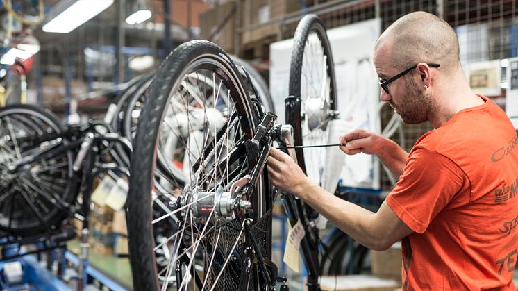 Elcykelproduktionen i Varberg innebär fler arbetstillfällen på fabriken i Varberg.