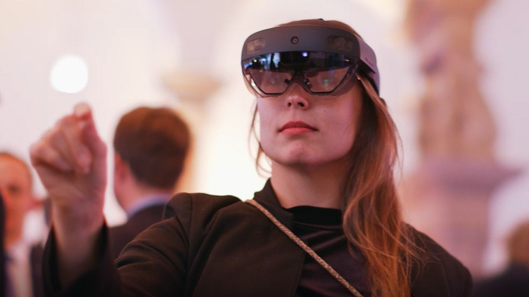 Das Startup „ApoQlar“ präsentierte auf dem Gesundheitspolitischen Jahresauftakt der apoBank eine Entwicklung, die dem Arzt während der OP relevante Patientendaten als Hologramm in einer Brille anzeigt.