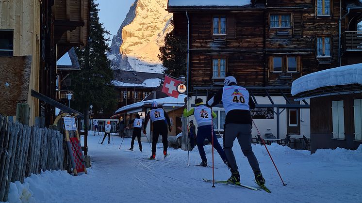 Langläufer im Bergdorf Mürren mit dem mit Abendsonne beleuchteten Eiger im Hintergrund