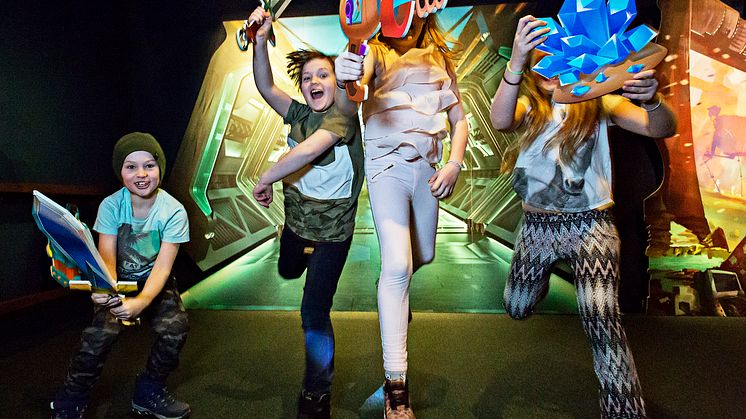  I Play Beyond Play möts olika spelvärldar och besökarna kan testa VR, AR och lattja framför gigantiska väggmålningar med props hämtade från olika spel. Foto Anna Gerdén