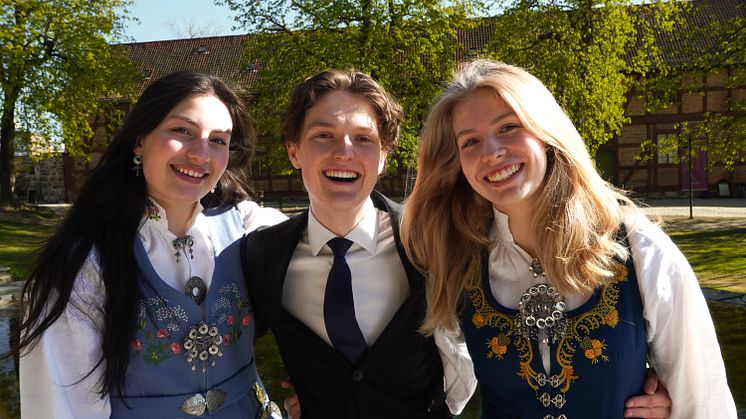 Årets konferansierer Sunniva Totino, Nicolay Viggen og  Kristine Østberg fra dramalinjen på Hartvig Nissens skole gleder seg til de skal på scenen.