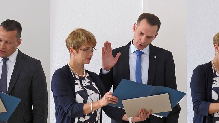 Prof. Dr. jur. Thomas Höppner, Prof. Dr.-Ing. Stefan Kubica, apl. Prof. Dr. rer. pol. habil. Stephan Meyer (v.l.) erhielten von Brandenburgs Wissenschaftsministerin Dr. Martina Münch ihre Ernennungsurkunden.