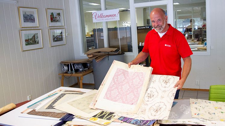 Arne Bülow-Berntzen i Cicero har overtatt de gamle tapetprøvene fra Vallø. Nå får de nytt liv og nye muligheter.