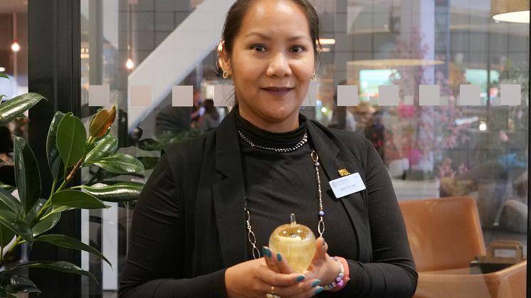 Napat Khiyapat modersmålslärare i thailändska och förstelärare med uppdrag i fjärrundervisning i Skellefteå kommun utsågs till vinnare av lärarpriset Guldäpplet. Foto: Bo Helmersson.