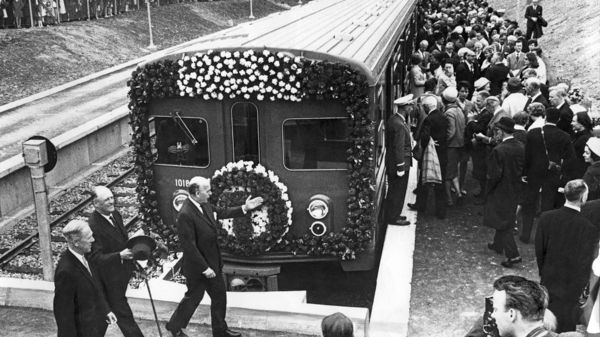 Kong Olav på Bergrystallen T-banestasjon i forbindeles med den offisielle åpningen av T-banen 22.mai 1966