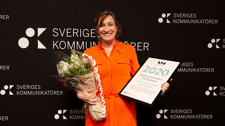 Charlotta Lundström, presschef, Botkyrkabyggen tog emot pris för bästa kommunikation inom offentlig sektor.