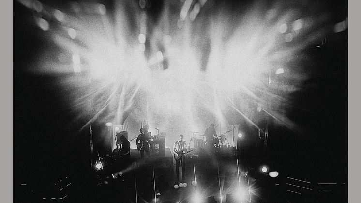 sivert_loveVStheworld_single_3000x3000px_300dpi_RGB (1).tif
