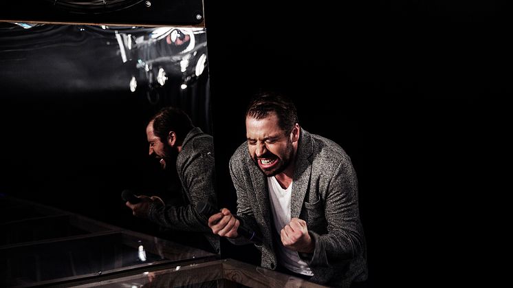 Johannes Wanselow i den egna monologen ”Jag, mig själv och min persiska pappa”. Nypremiär på Intiman 11 januari 2019. Foto: Emmalisa Pauly