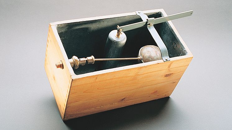 First Geberit cistern _Phoenix_   1905 (HISTORY 150YoT)_Original