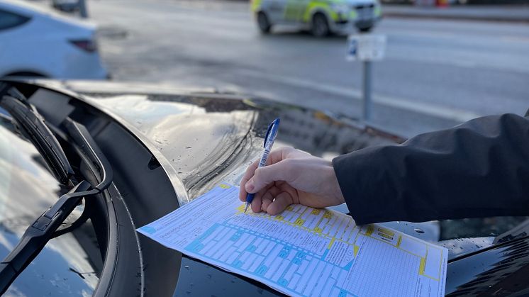 Glatt føre = mange skademeldinger. Hvis mulig (ikke personskader og ikke store skader på bilen), kjør til et trygt sted for å fylle ut skademeldingen. Da sinker du ikke trafikken, og forebygger nye farlige situasjoner. 