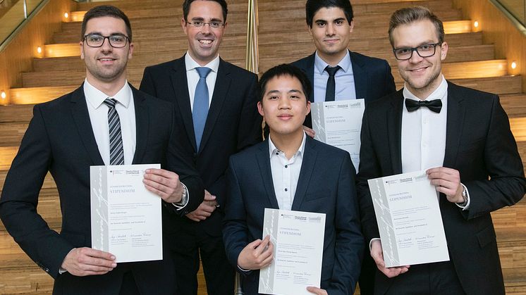 von links nach rechts: André Berger, Alexander Hohaus (apoBank, Personalmarketing), Ngoc Khang Nguyen, Mustafa Sezer und Jonas Krettek, Foto: HHU / Ivo Mayr