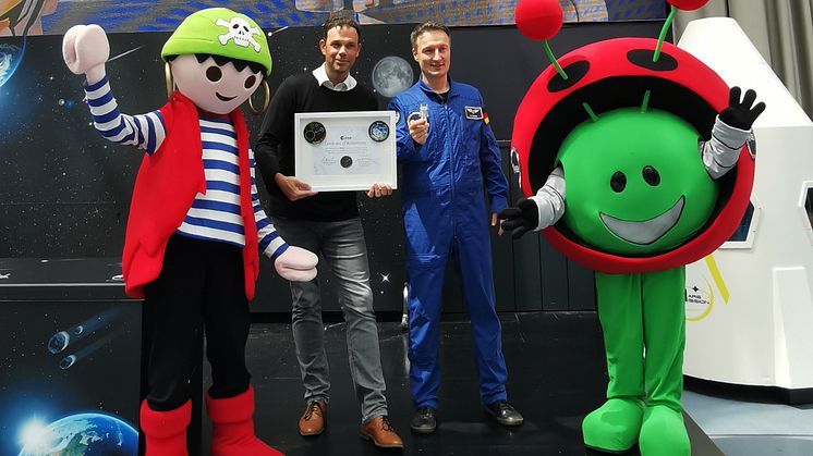 ESA-Astronaut Matthias Maurer übergab die PLAYMOBIL-Figur "ROBert" nach dem gemeinsamen Einsatz auf der Internationalen Raumstation im PLAYMOBIL-FunPark am Sonntag an Unternehmenssprecher Björn Seeger