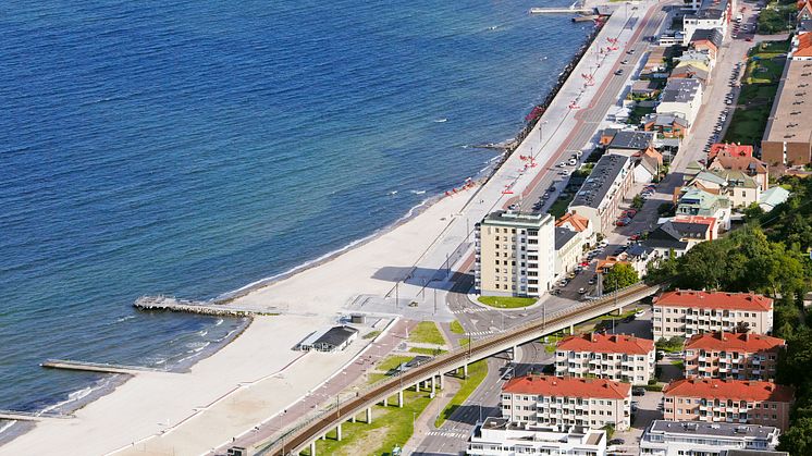 Tillfälliga sommarfarthinder ska sänka hastigheten på Strandvägen och Drottninggatan