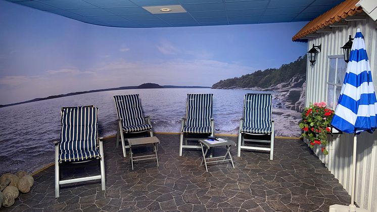 Istället för sandstrand har kunden valt ett nytt lättskött golv, då det nya solrummet ska kunna användas av alla i huset, dvs. boende inom äldreomsorgen, brukare inom LSS, anhöriga och personal.