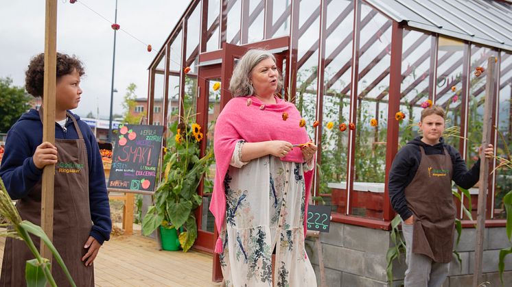 Juniorkokkene fra Geitmyra åpner drivhuset sammen med ordfører Anita Ihle Steen
