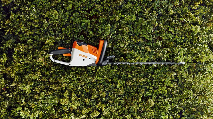 STIHLs häcksax HSA 56 fick toppbetyg av Gör Det Själv i nyligen genomfört test av batteridrivna häcksaxar. Foto: STIHL. 