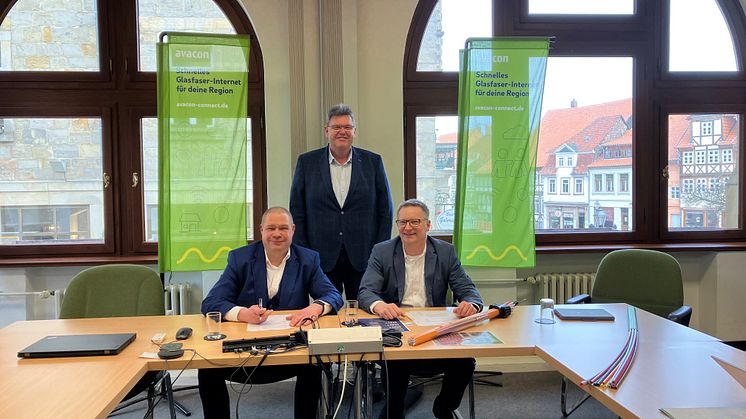 v. l.: Bürgermeister Wittich Schobert, Geschäftsbereichsleiter Thomas Bode und Detlef Gieselmann, Geschäftsführer der Avacon Connect bei der Vertragsunterschrift im Rathaus 