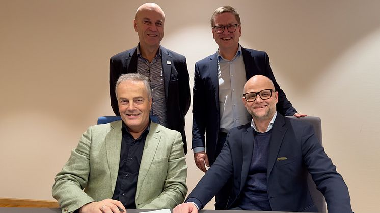 Fra venstre bak: Konsernsjef i TAFJORD, Erik Espeset, og leder for Wholesale & Partners i Telia, Ronny Nævdal. Fra venstre foran: Daglig leder i TAFJORD Connect, Harald Oscar Nøstdahl, og Head of Regional Partners i Telia, Espen Halvorsen.
