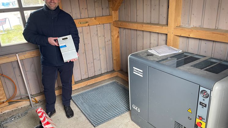 Mit intelligenten Zählern die Energiedaten immer im Blick: Sebastian Hartl, Bürgermeister von Luhe-Wildenau, freut sich über 25 neue Messsysteme im Marktgebiet, wie hier an einer Pumpstation.