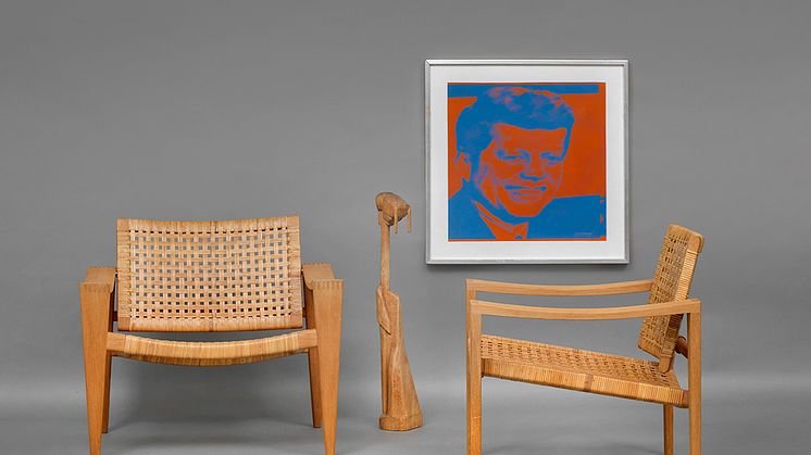 Hans J. Wegner- Et par sjældne Bukkestole af eg. Sæde og ryg udspændt med sjeneflet. Udført hos Johannes Hansen. 