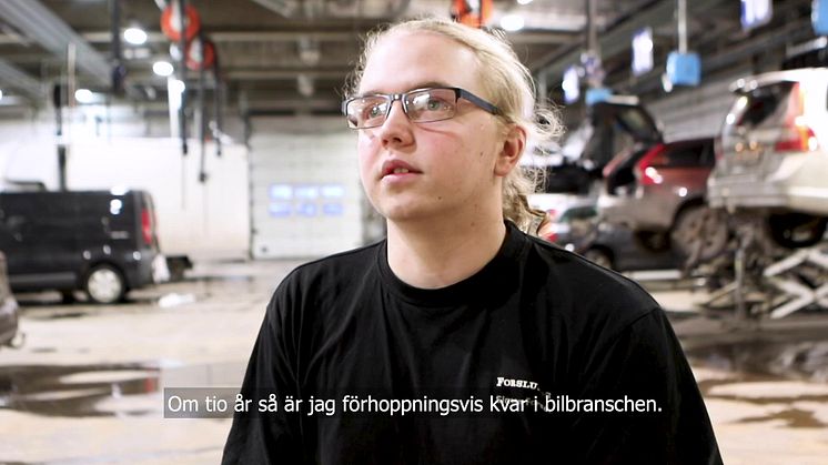 Fick fordonsintresset av farfar - nu är Simon på väg ut i branschen