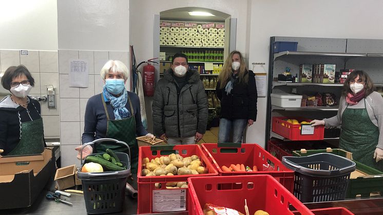 Petra Hofer, Heidi Neidhart und Petra Buchhaupt von der Lauterbacher Tafel (vorne von links nach rechts) freuen sich über die Spenden von Alexander Pollmer und Silke Aßhauer (hintere Reihe) vom Seniorenzentrum An der Lauter.