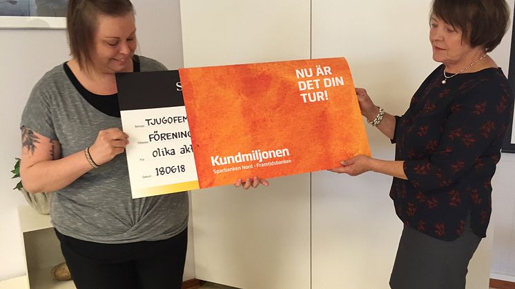 Helena Lahti t.h. ger sin del av Kundmiljonen - 25 000 kr - till Föreningen Vilja.
