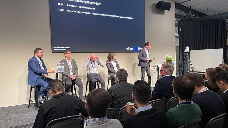 Denis Begic (S) ledamot i trafikutskottet, Magnus Lindgren, Trafikverket, Henrik Holmér, Försäljningschef e-mobility Wennstrom Solutions & Service AB, Helen Axelsson Director B2B Sales OKQ8 och moderator Joakim Dyredand. Bild: Therese Söderström