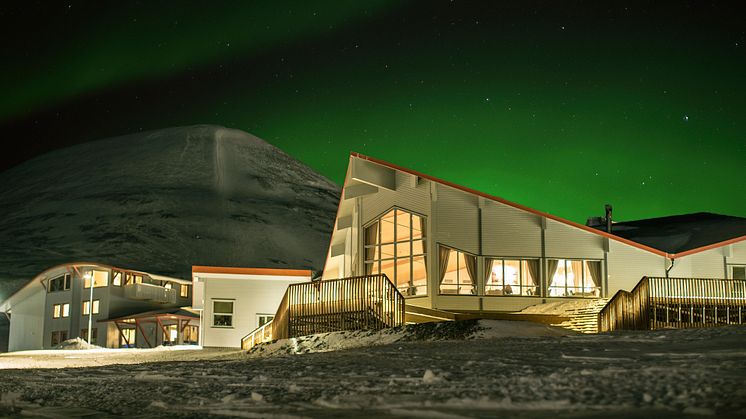 SATSER VIDERE: Hurtigruten Svalbard skal fortsatt drive Polarhotellet og resten av hotellene, restaurantene og butikkene i Longyearbyen selv om bygningsmassen selges til Store Norske. Foto: Shutterbird Productions/Hurtigruten Svalbard