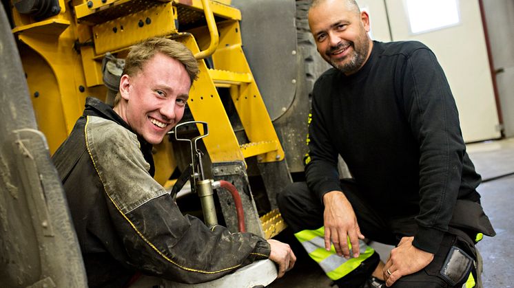 Servicetekniker Joel Johansson och kunden Christer Fjällström på Fjällströms Traktorarbeten