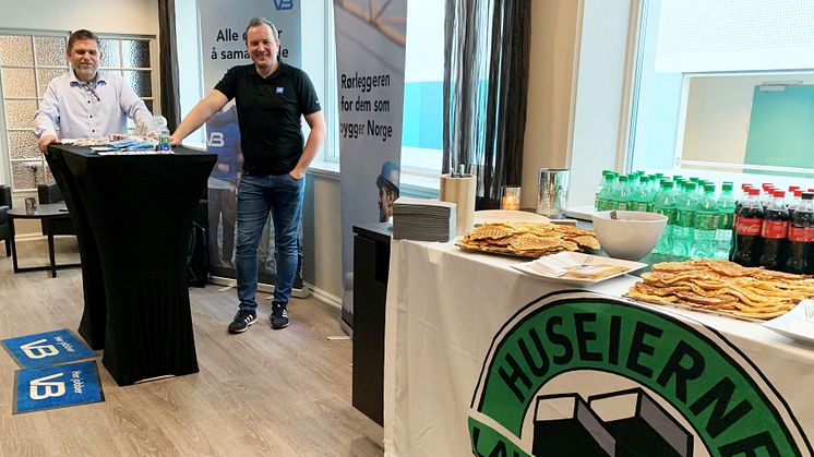 Per Olsen fra VB Tromsø og VBs regionsansvarlige i nord, Bård Vegard Skogli, opplevde stor interesse fra medlemmer av Huseierne om hvilke tjenester VB kunne tilby dem