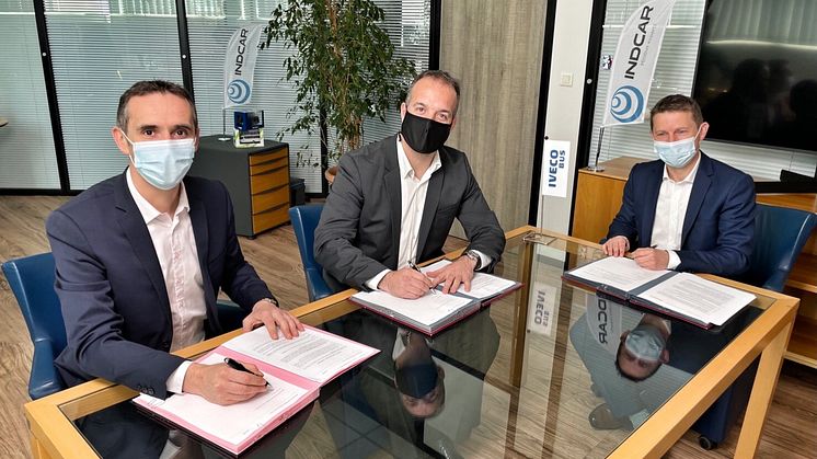 Fra venstre mod højre: Stéphane Espinasse, IVECO BUS Brand Leader, Gaël Queralt, CEO for INDCAR, og Gauthier Ricord, IVECO BUS Light Business Line