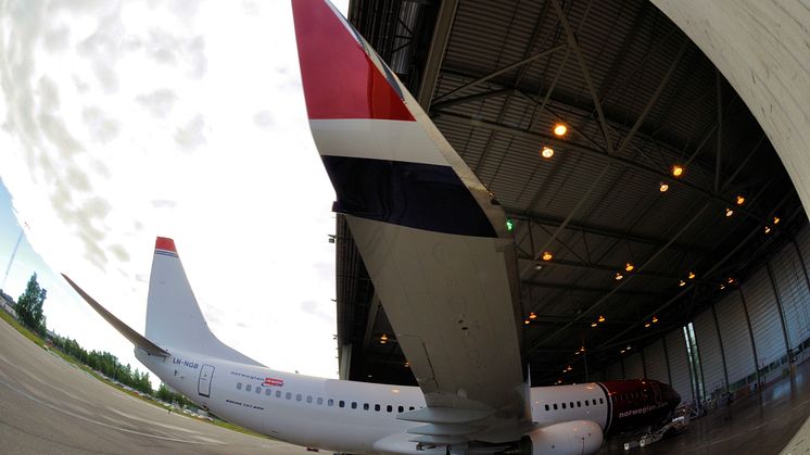 Norwegians LN-NGB på vej i hangar