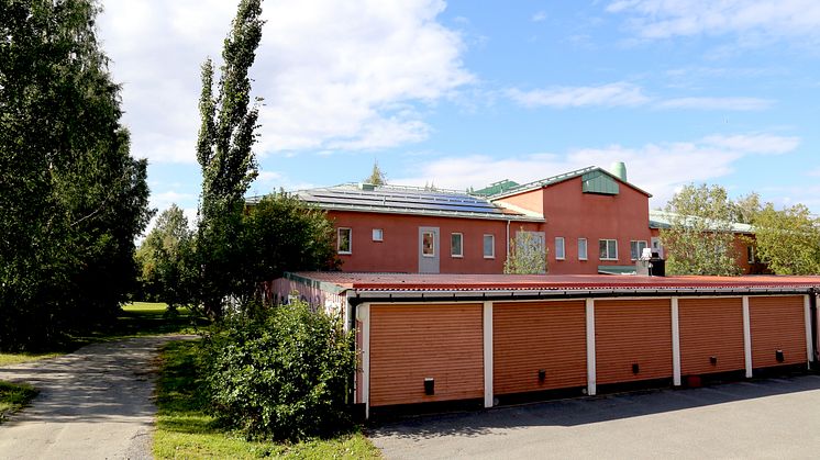 Solcellerna är riktade mot sydost på taket på Malmuddsgården i Luleå. 