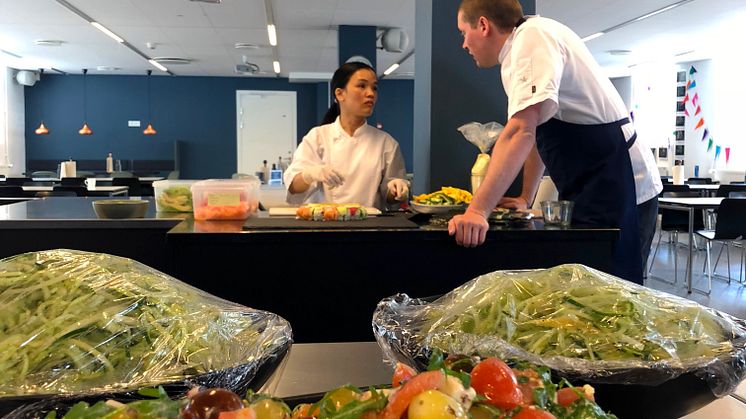 De sidste ting vendes før gæsterne kommer til frokost