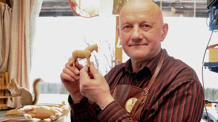 Treskjærer Ragnar Nysæther, her med sin aller første trefigur som han lagde 9 år gammel, mottar Sandbeck-prisen 2019. (Foto: Erik Larsen/Anno)